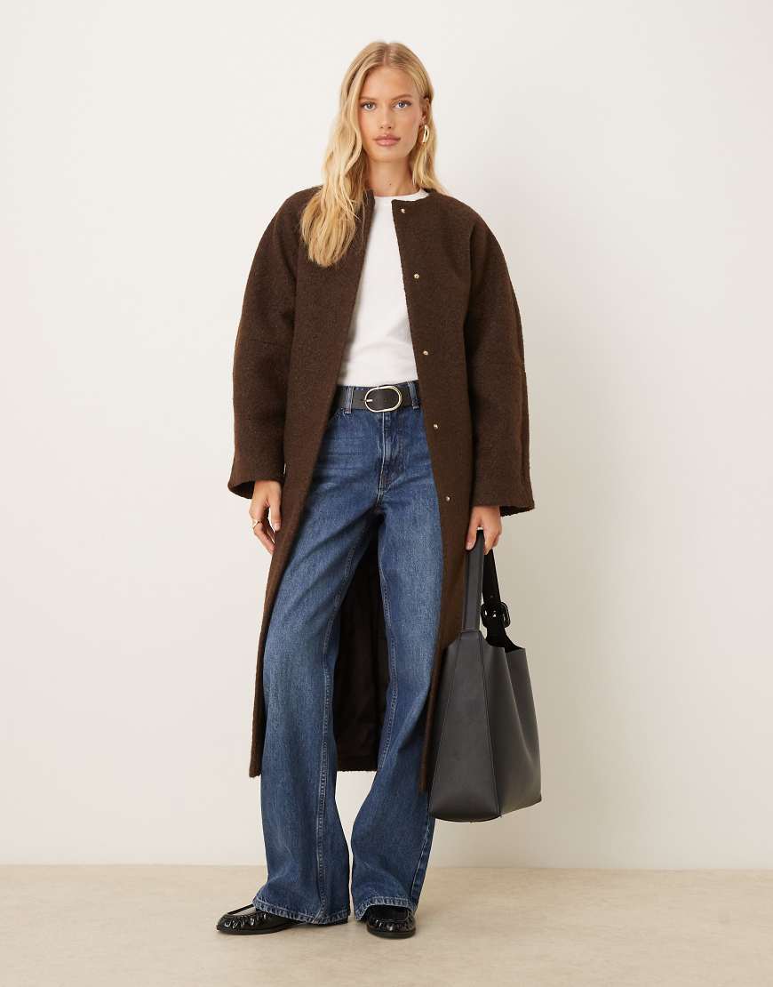 ASOS DESIGN - Eleganter Bouclé-Mantel ohne Kragen in Longline-Form in Bitterschokolade-Brown von ASOS DESIGN