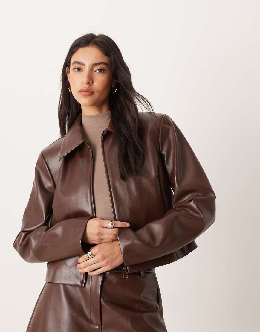 ASOS DESIGN - Eleganter Cropped Blazer aus Kunstleder in Schokobraun mit Reißverschluss vorne, Kombiteil-Brown von ASOS DESIGN