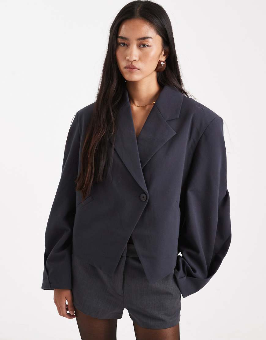 ASOS DESIGN - Eleganter Cropped Blazer in Anthrazit mit asymmetrischem Schnitt-Grau von ASOS DESIGN