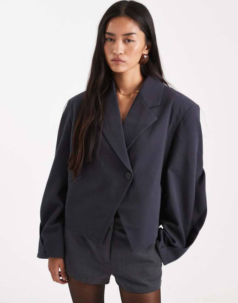 ASOS DESIGN - Eleganter Cropped Blazer in Anthrazit mit asymmetrischem Schnitt-Grau von ASOS DESIGN