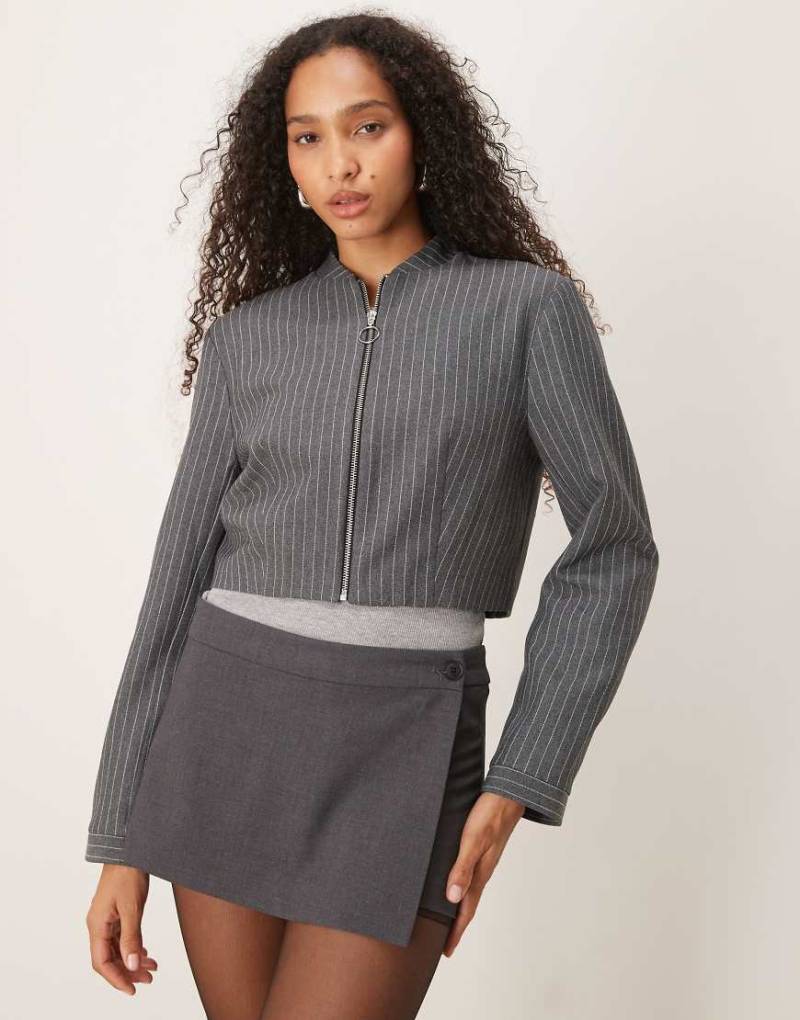 ASOS DESIGN - Eleganter Cropped Blazer in Grau mit Nadelstreifen und Reißverschluss vorne von ASOS DESIGN