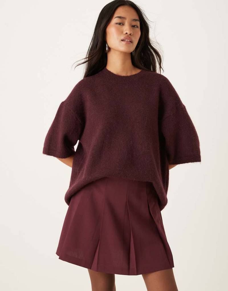 ASOS DESIGN - Eleganter kurzer Faltenrock in dunklem Kirschrot von ASOS DESIGN