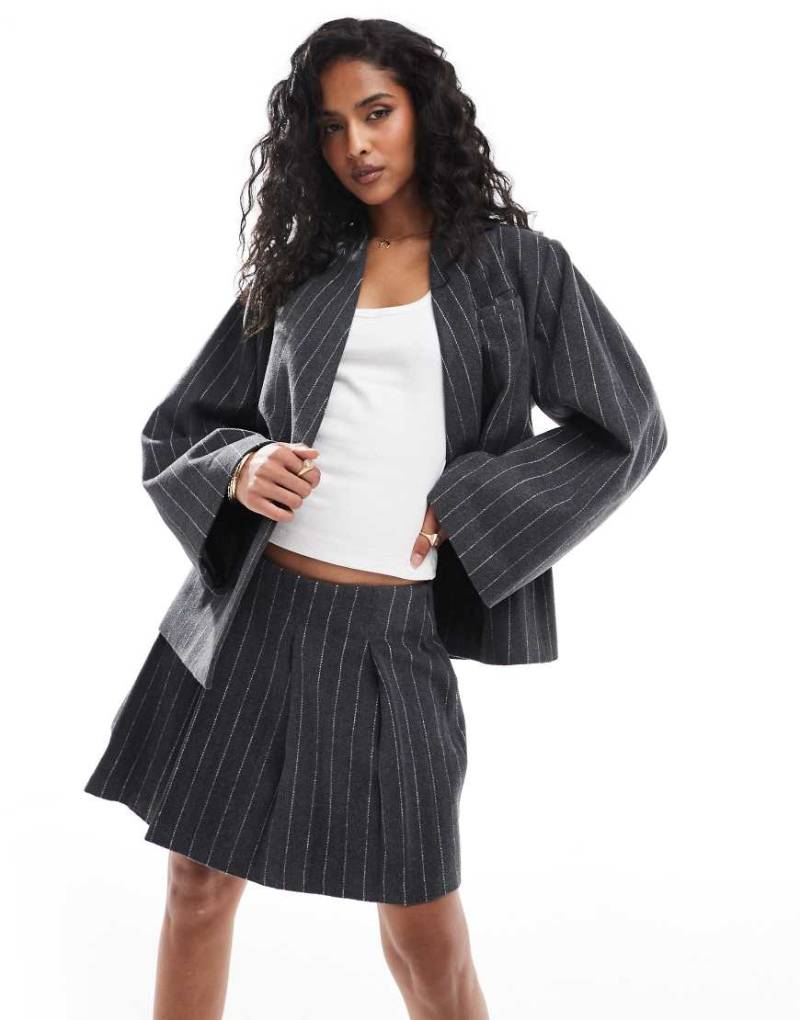 ASOS DESIGN - Eleganter Faltenrock in Wolloptik in Anthrazit gestreift-Grau von ASOS DESIGN