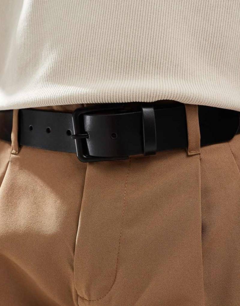 ASOS DESIGN - Eleganter Gürtel aus schwarzem Leder mit Schnalle in Mattschwarz von ASOS DESIGN