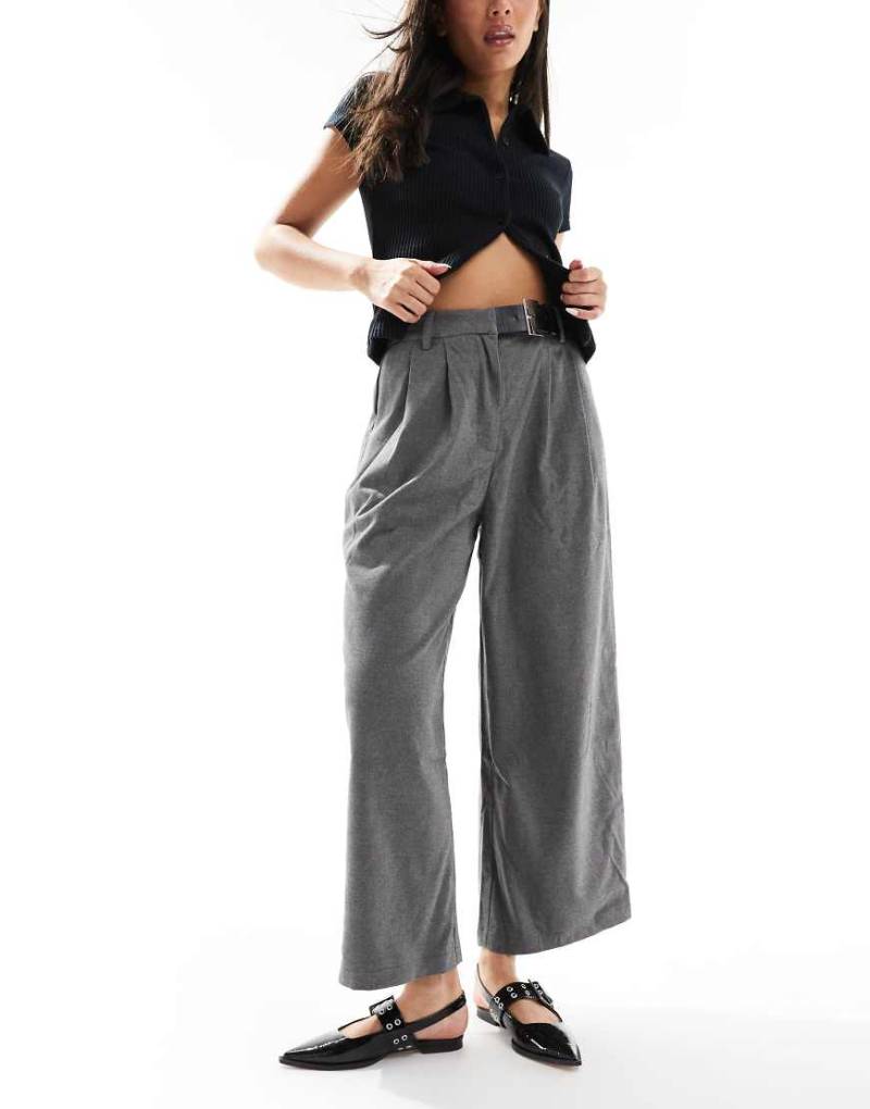 ASOS DESIGN - Eleganter Hosenrock in Grau mit asymmetrischem Gürtel von ASOS DESIGN