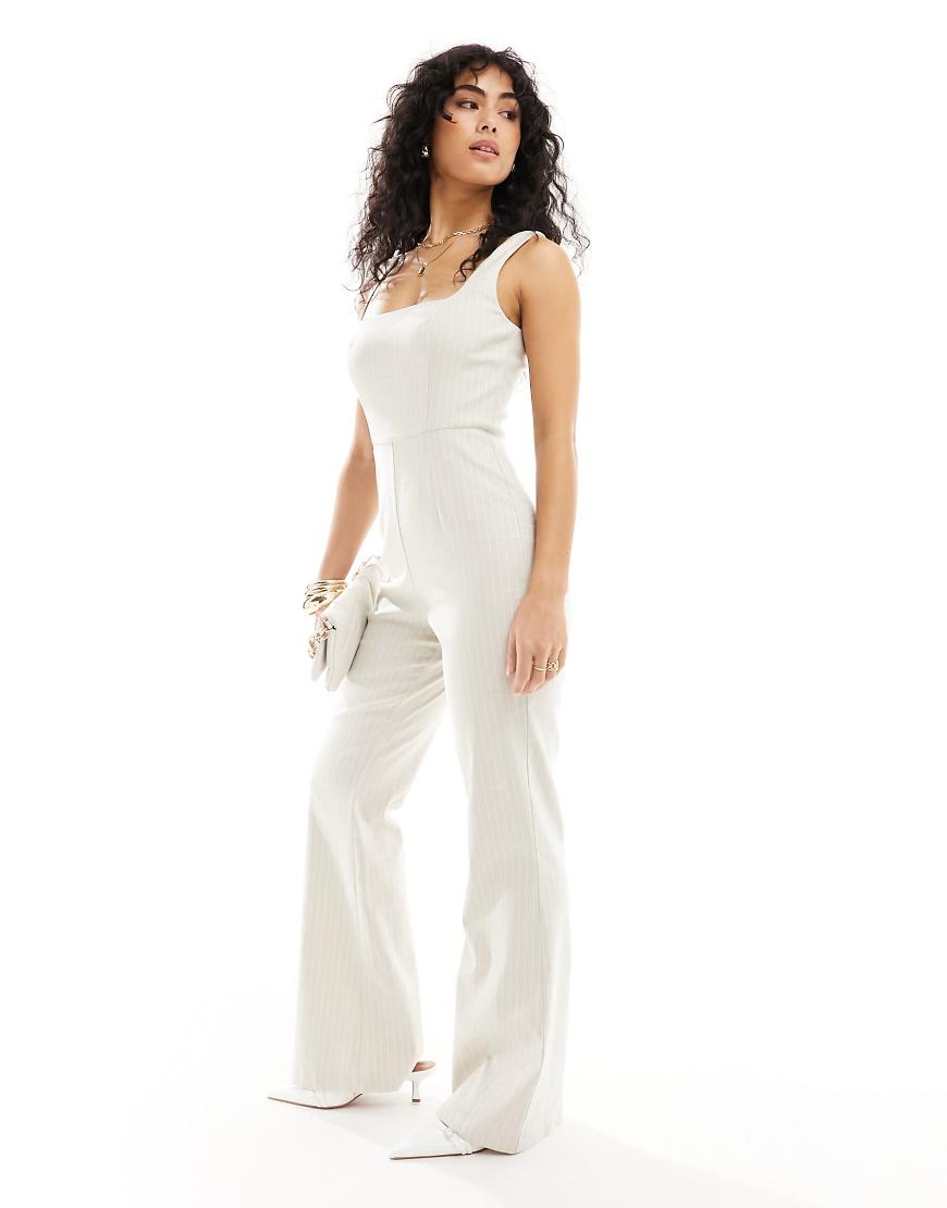 ASOS DESIGN - Eleganter Jumpsuit in gestreiftem Steinbeige mit eckigem Ausschnitt und ausgestelltem Bein-Bunt von ASOS DESIGN