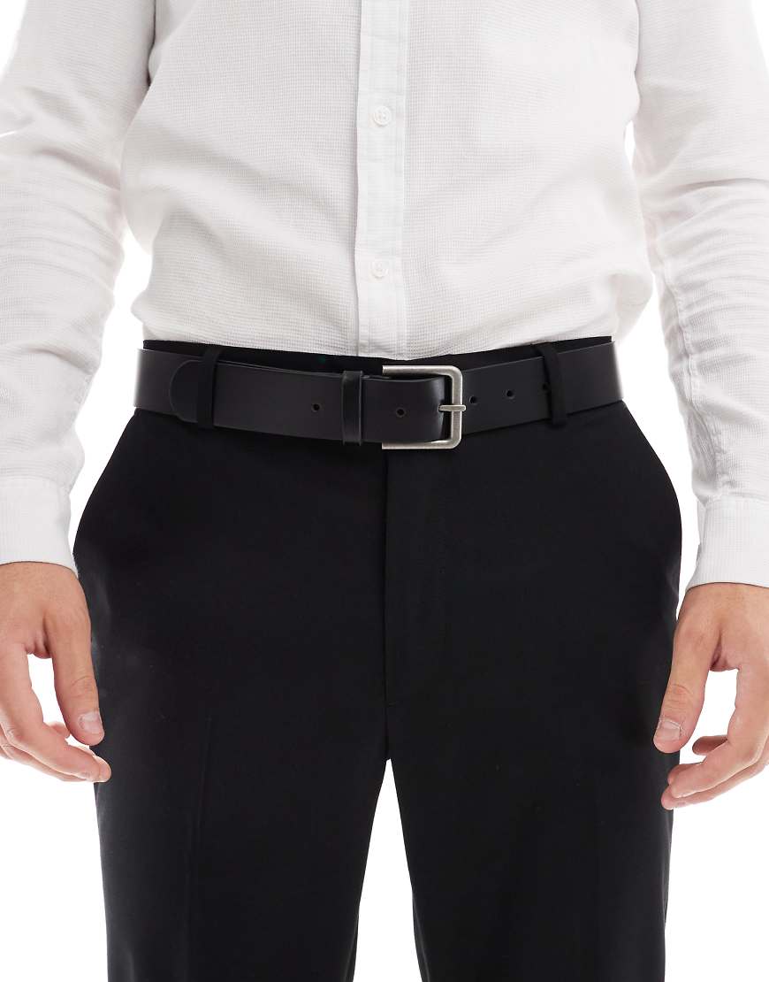 ASOS DESIGN - Eleganter Ledergürtel in Schwarz mit polierter Schnalle in Silber ASOS DESIGN - Eleganter Ledergürtel in Schwarz mit polierter Schnalle in Silber von ASOS DESIGN