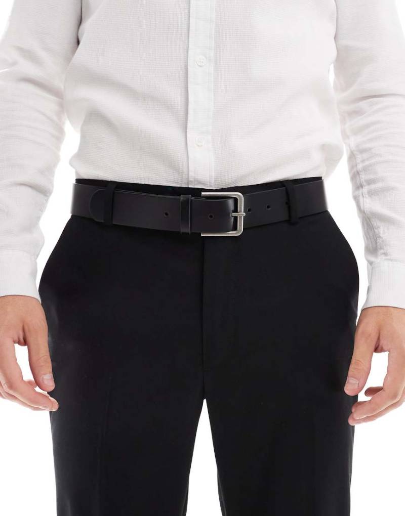 ASOS DESIGN - Eleganter Ledergürtel in Schwarz mit polierter Schnalle in Silber von ASOS DESIGN