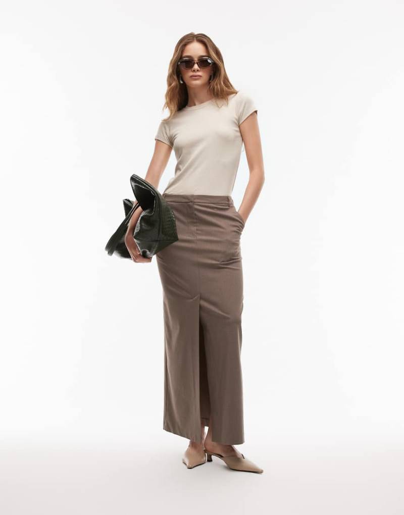 ASOS DESIGN - Eleganter Midi-Bleistiftrock in Braun mit hohem Schlitz und Nadelstreifen-Bunt von ASOS DESIGN