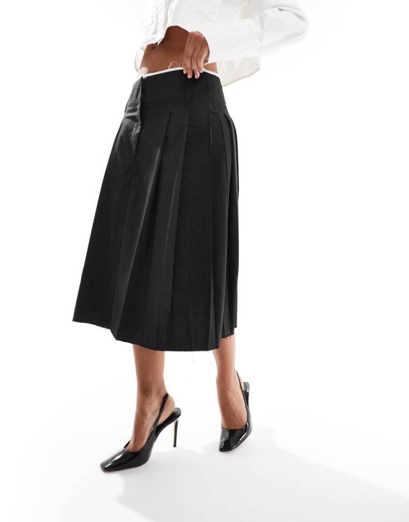 ASOS DESIGN - Eleganter Midi-Faltenrock in gestreiftem Anthrazit mit ungesäumten Kanten-Grau von ASOS DESIGN