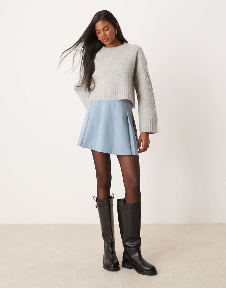 ASOS DESIGN - Eleganter Mini-Faltenrock in Hellblau-Marineblau ASOS DESIGN - Eleganter Mini-Faltenrock in Hellblau-Marineblau von ASOS DESIGN
