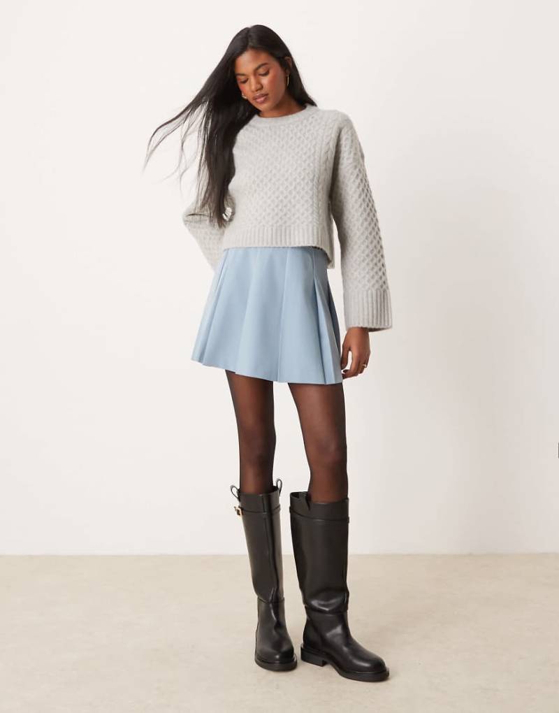 ASOS DESIGN - Eleganter Mini-Faltenrock in Hellblau-Marineblau von ASOS DESIGN