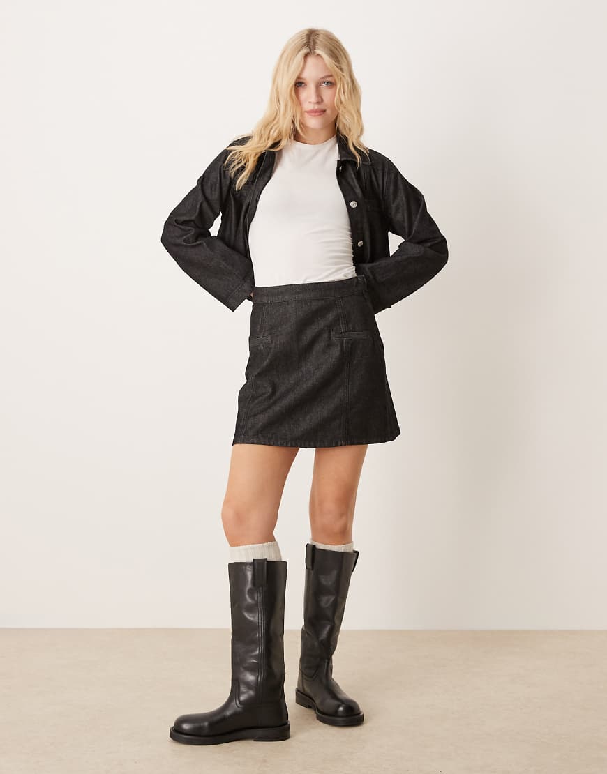 ASOS DESIGN - Eleganter Mini-Jeansrock in Schwarz mit Ziernaht von ASOS DESIGN