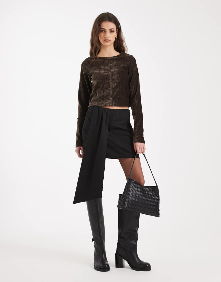 ASOS DESIGN - Eleganter Mini-Wickelrock in Schwarz mit Nadelstreifen von ASOS DESIGN