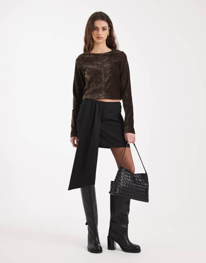 ASOS DESIGN - Eleganter Mini-Wickelrock in Schwarz mit Nadelstreifen von ASOS DESIGN