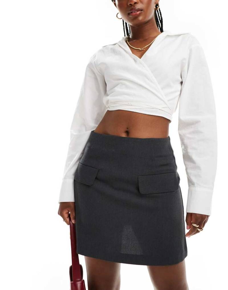 ASOS DESIGN - Eleganter Minirock mit Taschendetail-Grau von ASOS DESIGN