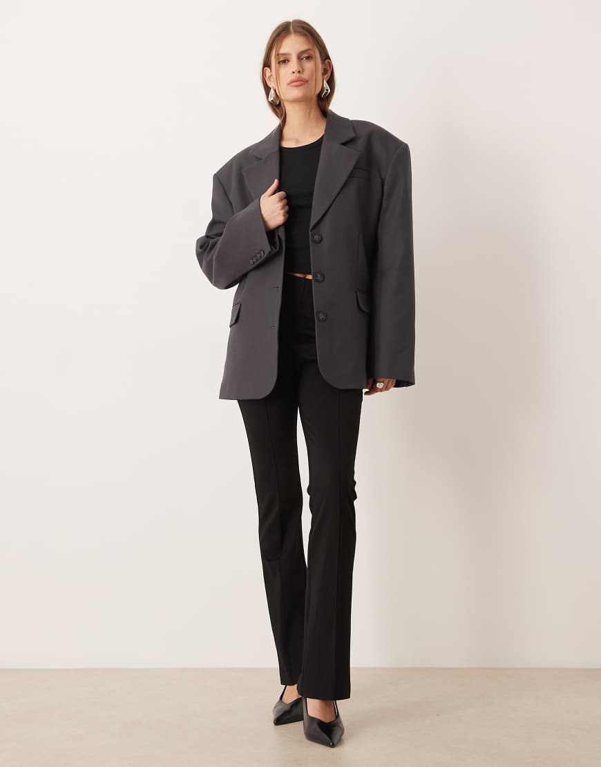 ASOS DESIGN - Eleganter Oversize-Blazer aus Wollmix in Anthrazit mit betonter Schulterpartie-Grau von ASOS DESIGN