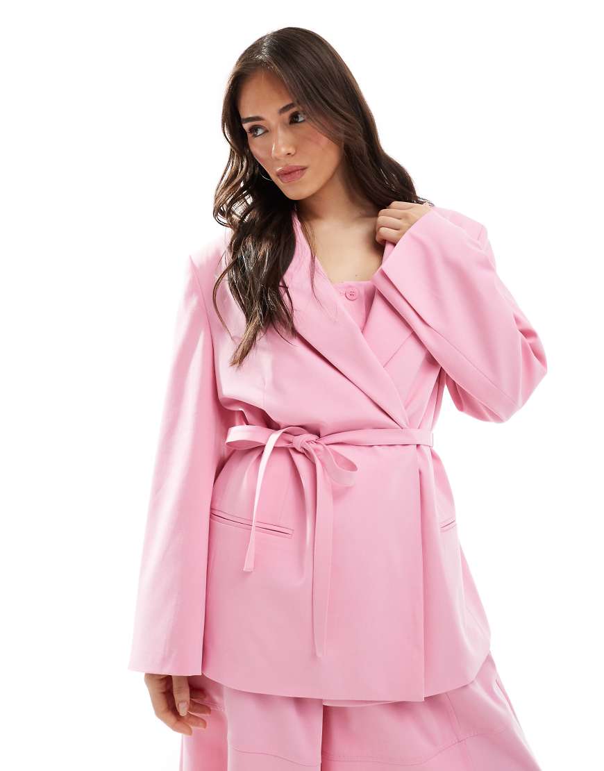 ASOS DESIGN - Eleganter Oversize-Blazer in Rosa mit Bindegürtel, Kombiteil ASOS DESIGN - Eleganter Oversize-Blazer in Rosa mit Bindegürtel, Kombiteil von ASOS DESIGN