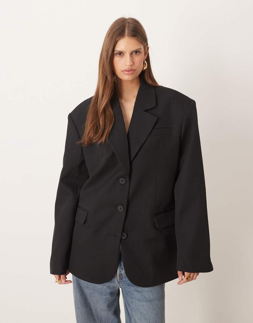 ASOS DESIGN - Eleganter Oversize-Blazer in Schwarz mit Nadelstreifen-Bunt von ASOS DESIGN