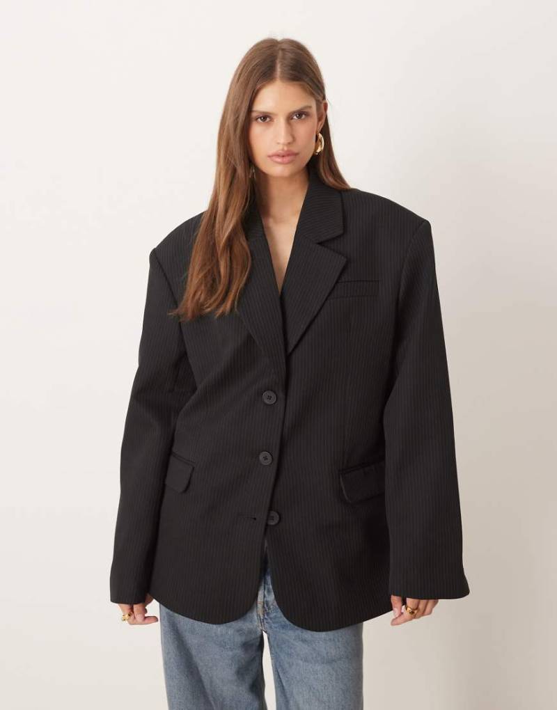 ASOS DESIGN - Eleganter Oversize-Blazer in Schwarz mit Nadelstreifen-Bunt von ASOS DESIGN