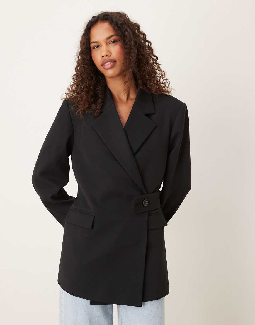 ASOS DESIGN - Eleganter Relaxed-Fit-Blazer in Schwarz mit Gürtel von ASOS DESIGN