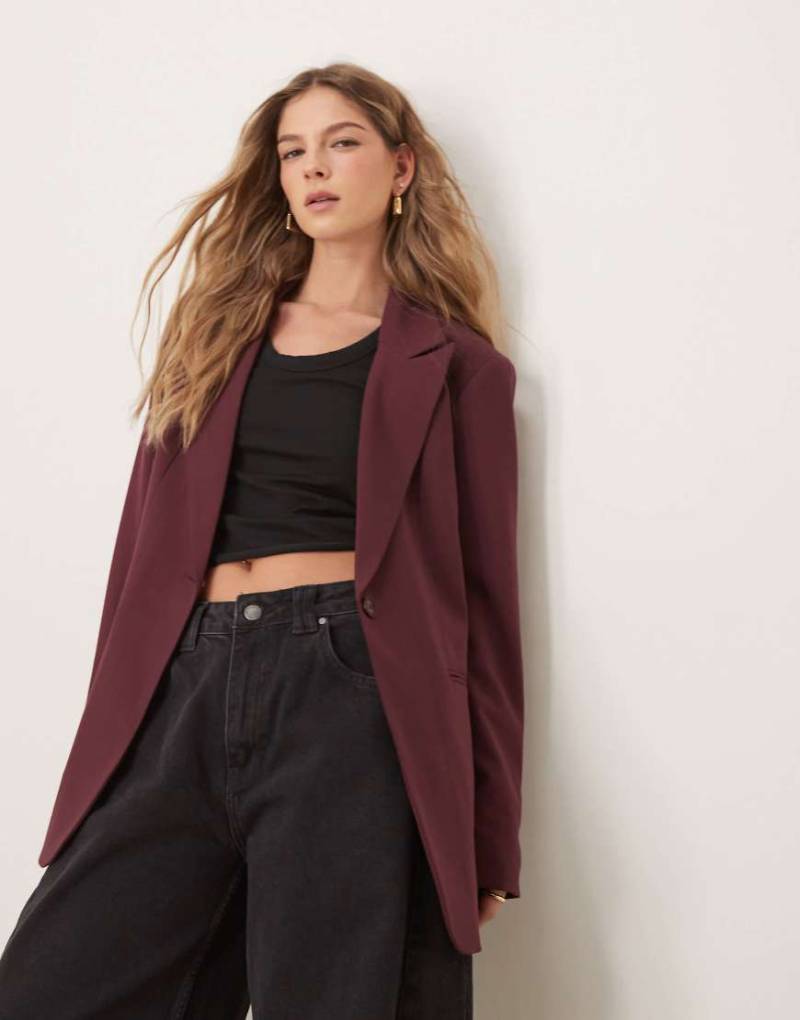 ASOS DESIGN - Eleganter Relaxed Fit Blazer in dunklem Kirschrot von ASOS DESIGN
