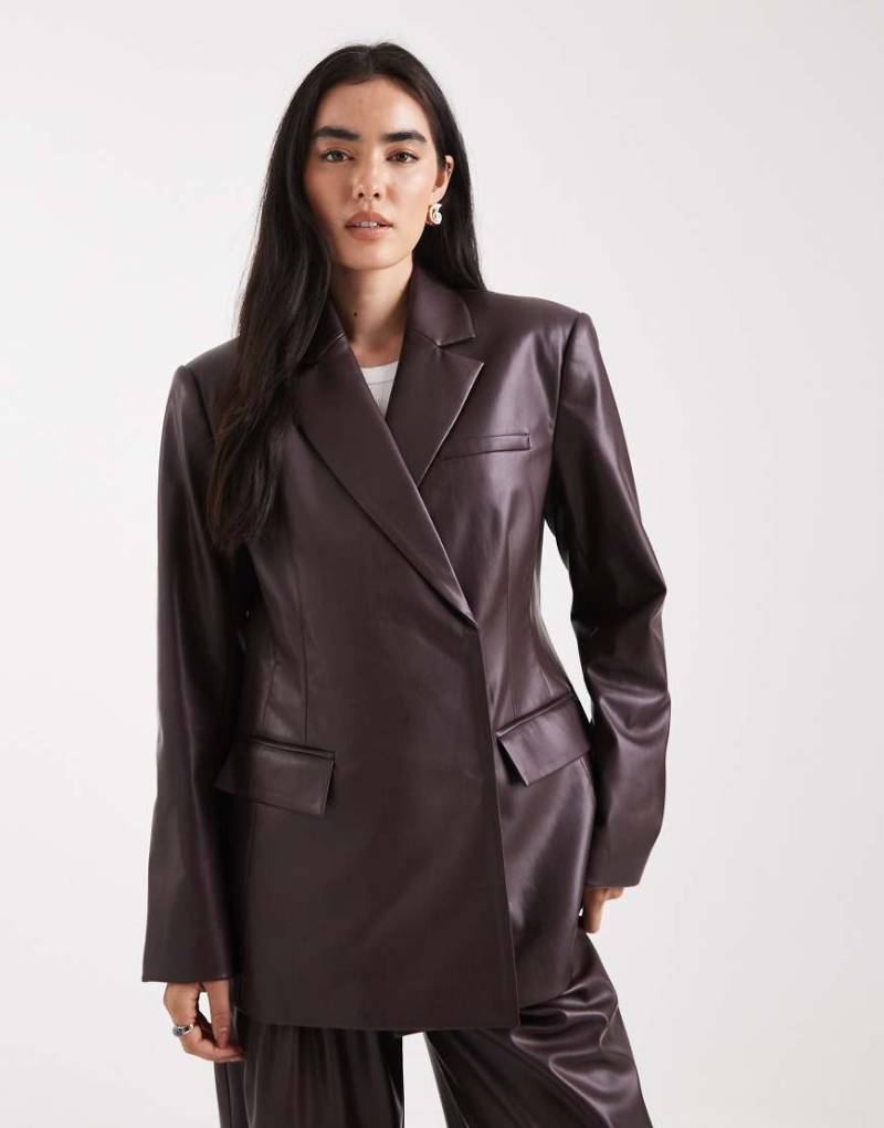 ASOS DESIGN - Eleganter Relaxed Fit Blazer mit Lederoptik in Pflaume-Rot von ASOS DESIGN