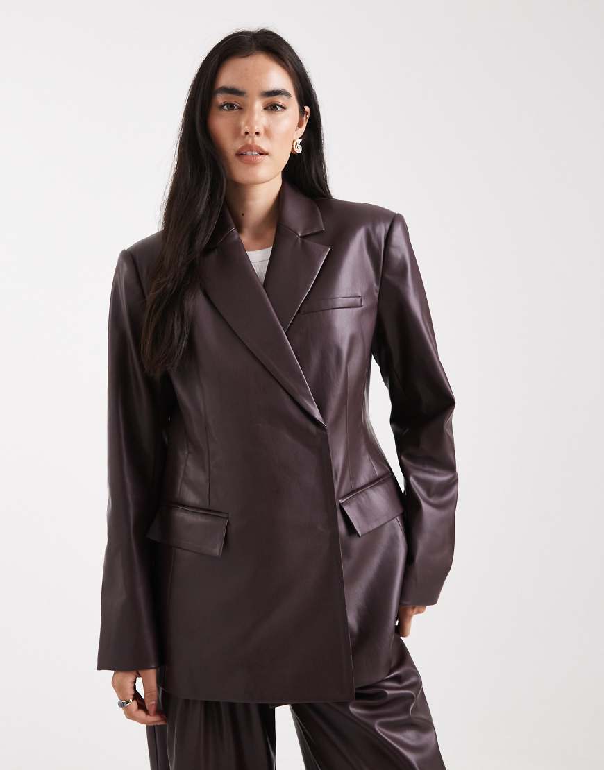 ASOS DESIGN - Eleganter Relaxed-Fit-Blazer mit Lederoptik in Maulbeere-Rot von ASOS DESIGN