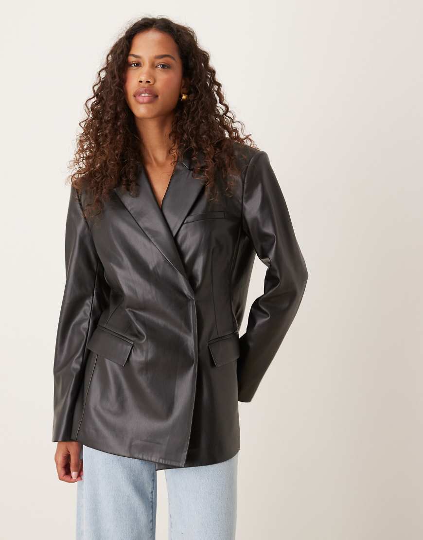 ASOS DESIGN - Eleganter Relaxed Fit Blazer mit Lederoptik in Schwarz ASOS DESIGN - Eleganter Relaxed Fit Blazer mit Lederoptik in Schwarz von ASOS DESIGN