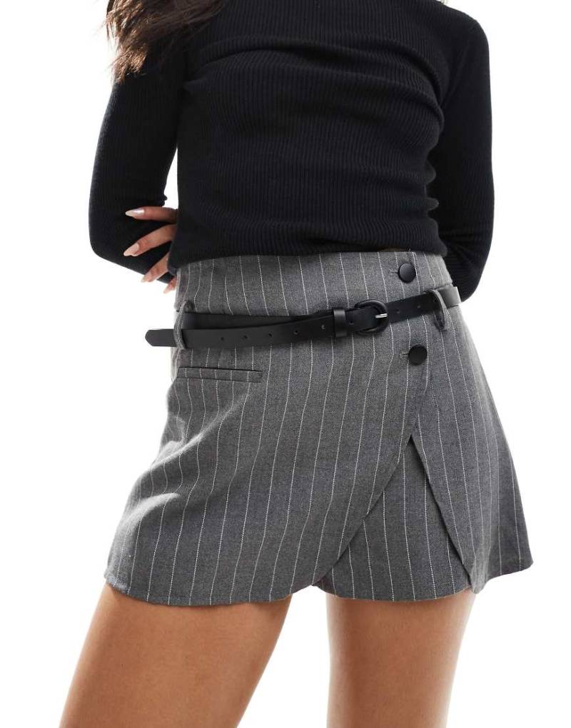 ASOS DESIGN - Eleganter Wickel-Skort in Grau gestreift mit Gürtel-Bunt von ASOS DESIGN