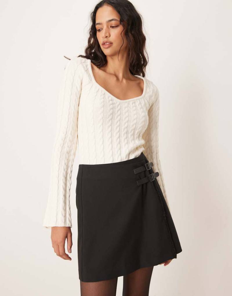 ASOS DESIGN - Eleganter Wickelrock in Schwarz mit doppeltem Gürtel und grobem Saum von ASOS DESIGN