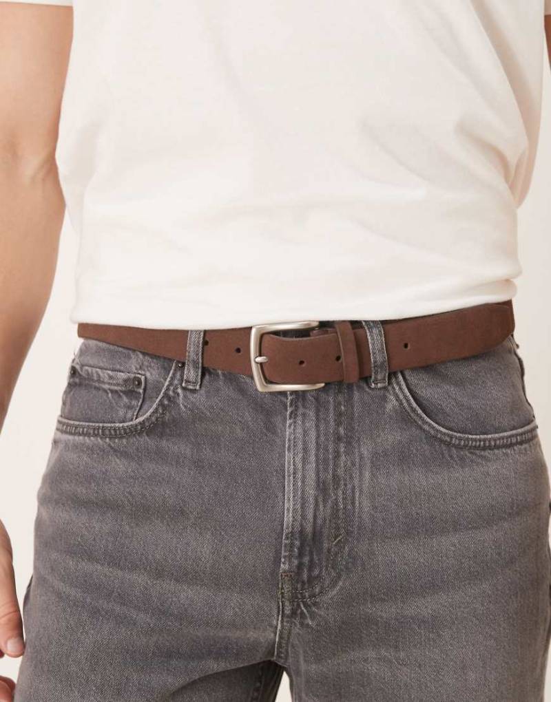 ASOS DESIGN - Eleganter Wildleder-Gürtel in Dunkelbraun mit silberfarbener Schnalle-Brown von ASOS DESIGN