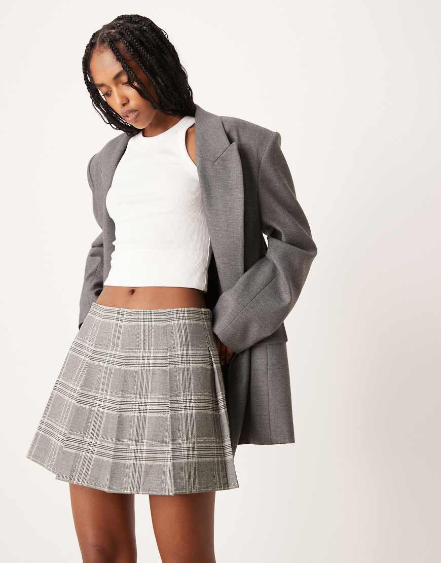 ASOS DESIGN - Eleganter kurzer Faltenrock in Grau kariert von ASOS DESIGN