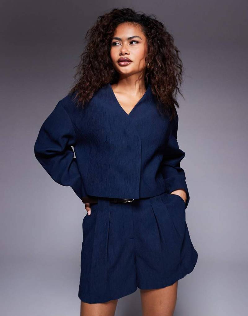 ASOS DESIGN - Eleganter strukturierter Blazer in Navy mit kürzerem Schnitt, Kombiteil-Marineblau von ASOS DESIGN