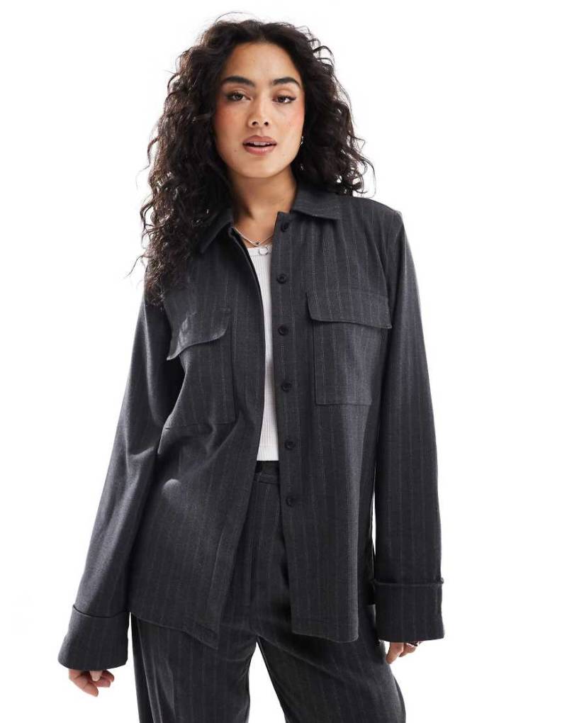 ASOS DESIGN - Elegantes, angerautes Hemd in Anthrazit mit Streifen, Kombiteil-Grau von ASOS DESIGN