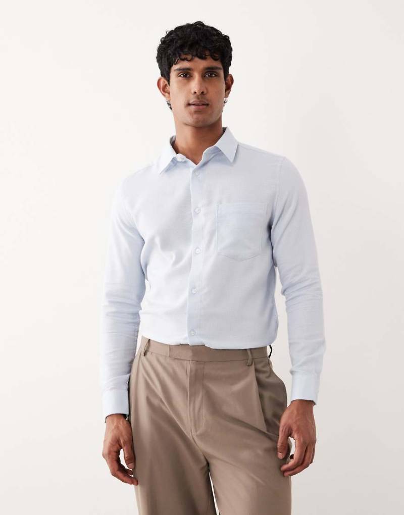 ASOS DESIGN - Elegantes, bügelleichtes Hemd in Blau mit Fischgrätmuster und schmalem Schnitt von ASOS DESIGN