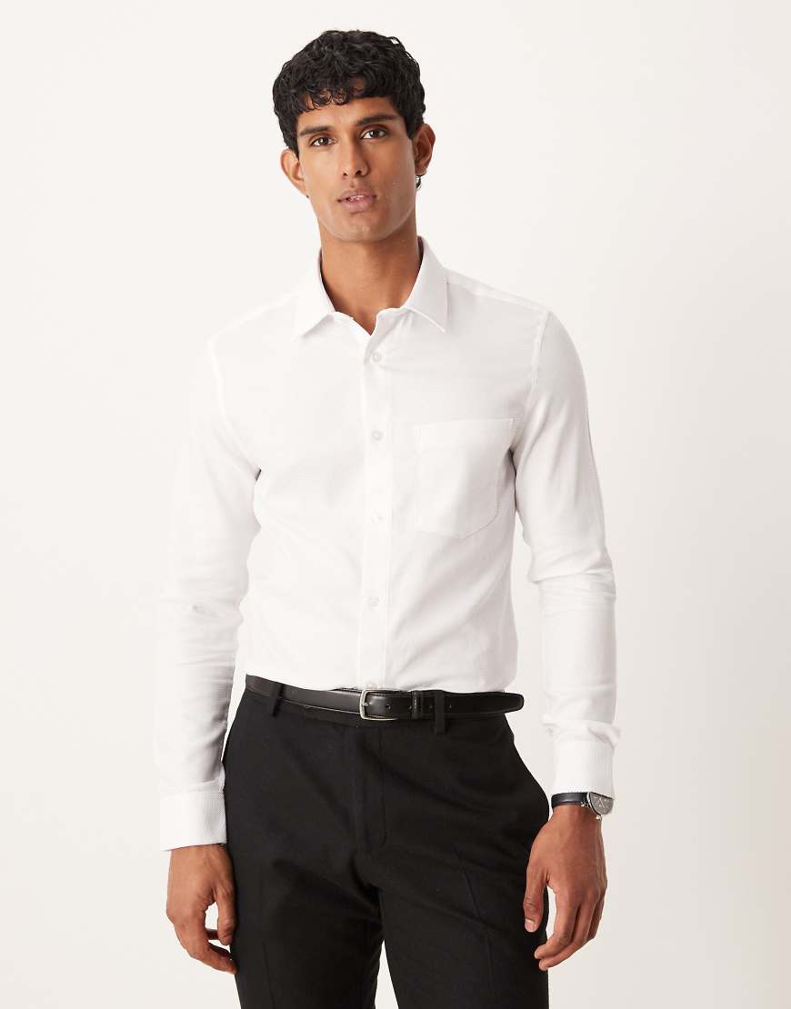 ASOS DESIGN - Elegantes, bügelleichtes Hemd in Weiß mit Fischgrätmuster und schmalem Schnitt ASOS DESIGN - Elegantes, bügelleichtes Hemd in Weiß mit Fischgrätmuster und schmalem Schnitt von ASOS DESIGN