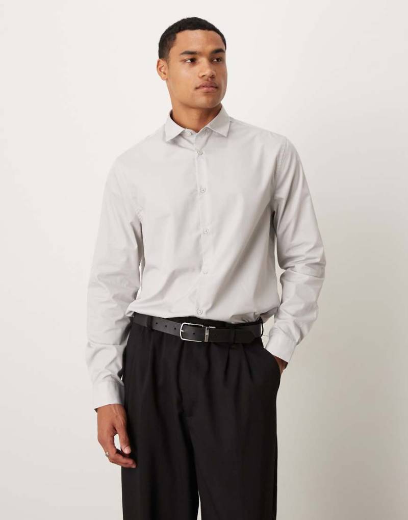 ASOS DESIGN - Elegantes, leicht zu bügelndes Hemd in Grau mit Regular-Fit-Schnitt von ASOS DESIGN