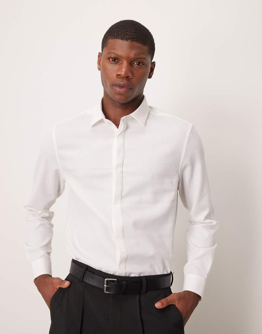 ASOS DESIGN - Elegantes, leicht zu bügelndes texturiertes Hemd in Weiß mit verdeckter Knopfleiste ASOS DESIGN - Elegantes, leicht zu bügelndes texturiertes Hemd in Weiß mit verdeckter Knopfleiste von ASOS DESIGN