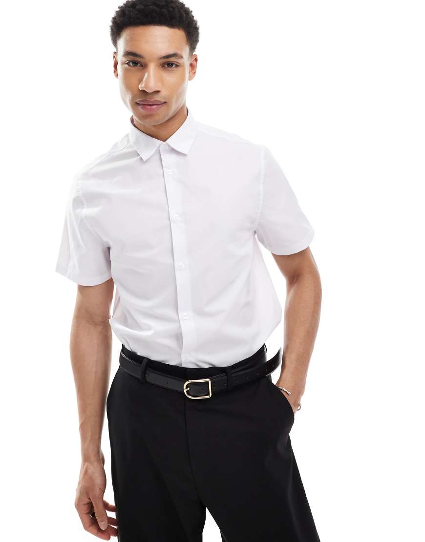ASOS DESIGN - Elegantes, leicht zu bügelndes Hemd in Weiß in regulärer Passform von ASOS DESIGN