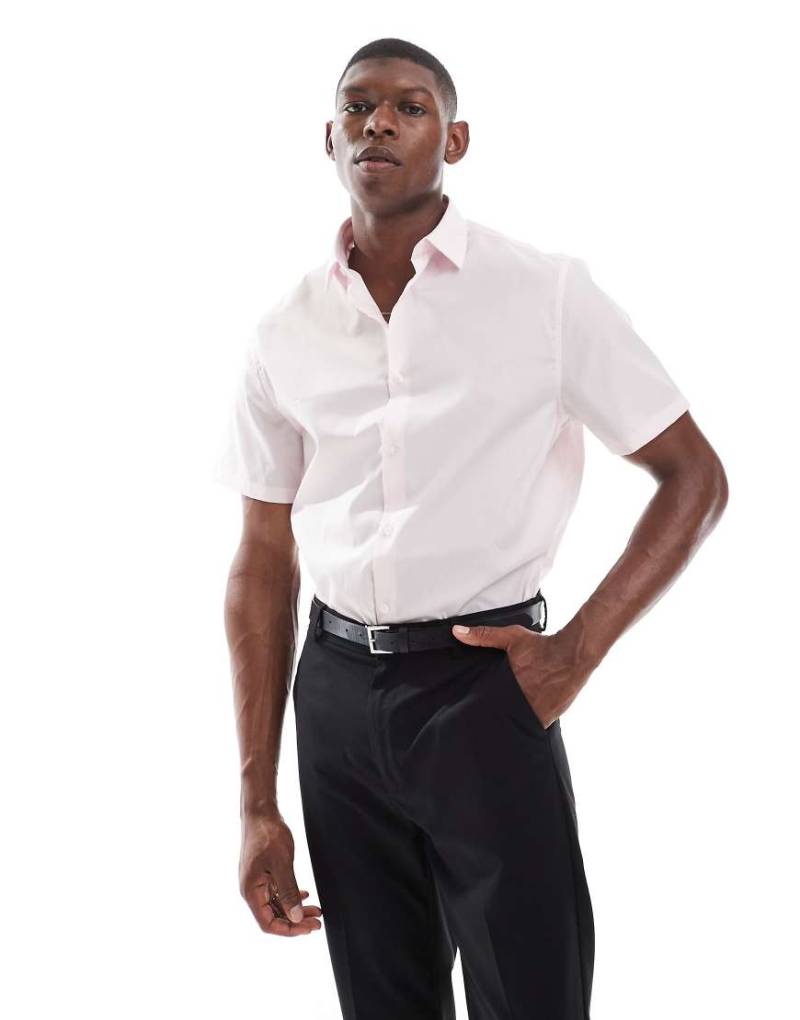 ASOS DESIGN - Elegantes, leicht zu bügelndes Popeline-Hemd in Hellrosa mit regulärer Passform von ASOS DESIGN