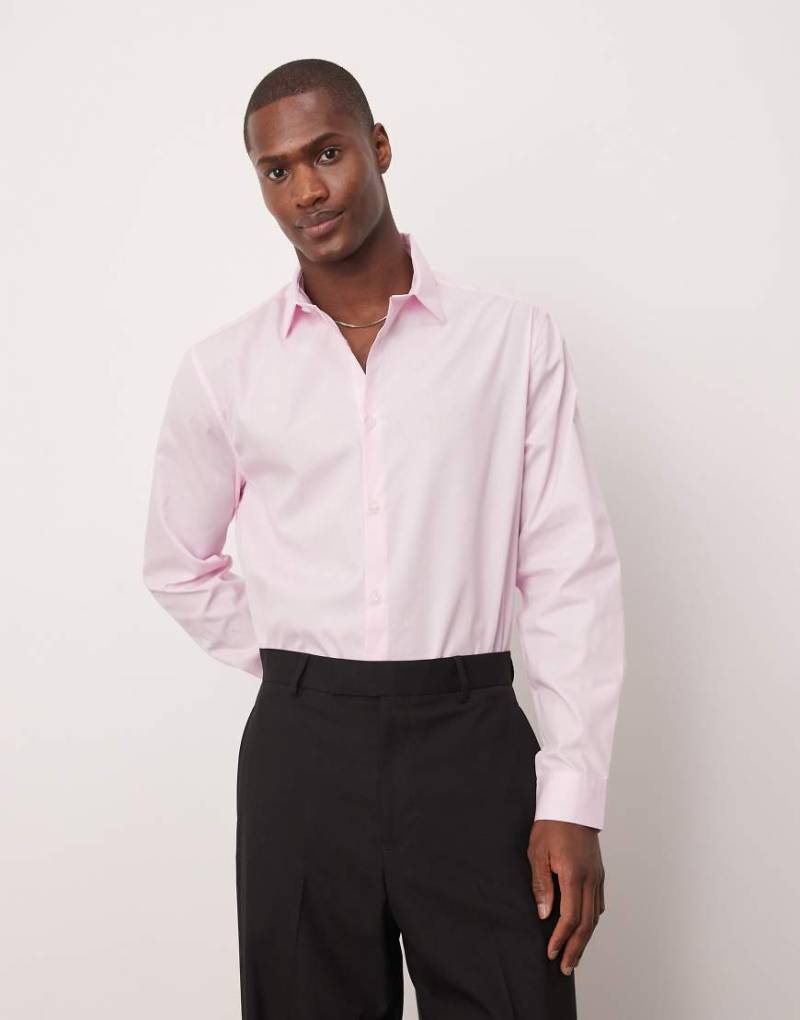 ASOS DESIGN - Elegantes, leicht zu bügelndes Popeline-Hemd in Hellrosa mit regulärer Passform von ASOS DESIGN