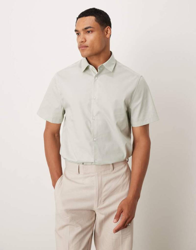 ASOS DESIGN - Elegantes, leicht zu bügelndes Popeline-Hemd in Salbeigrün mit normaler Passform von ASOS DESIGN