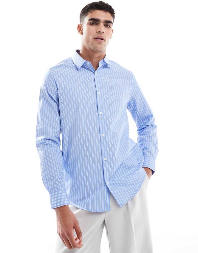 ASOS DESIGN - Elegantes, leicht zu bügelndes Hemd in Hellblau mit normaler Passform von ASOS DESIGN