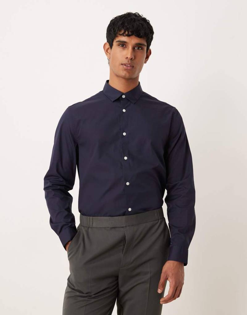 ASOS DESIGN - Elegantes, leicht zu bügelndes Regular Fit Popeline-Hemd in Marineblau ASOS DESIGN - Elegantes, leicht zu bügelndes Regular Fit Popeline-Hemd in Marineblau von ASOS DESIGN