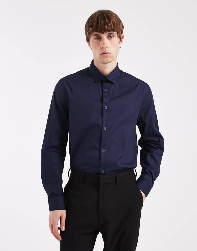 ASOS DESIGN - Elegantes, leicht zu bügelndes Regular Fit Popeline-Hemd in Marineblau von ASOS DESIGN