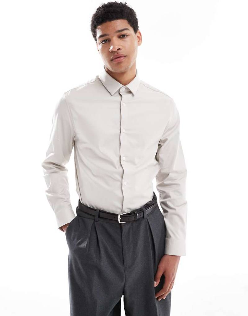 ASOS DESIGN - Elegantes, leicht zu bügelndes Twill-Hemd in Steinbeige in regulärer Passform-Neutral ASOS DESIGN - Elegantes, leicht zu bügelndes Twill-Hemd in Steinbeige in regulärer Passform-Neutral von ASOS DESIGN