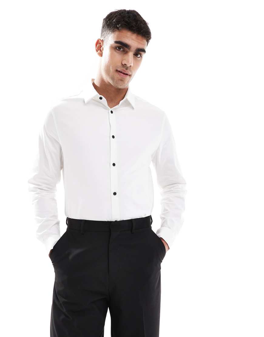ASOS DESIGN - Regulär geschnittenes, elegantes und leicht zu bügelndes Hemd aus Twill in Weiß mit kontrastierenden Knöpfen ASOS DESIGN - Regulär geschnittenes, elegantes und leicht zu bügelndes Hemd aus Twill in Weiß mit kontrastierenden Knöpfen von ASOS DESIGN