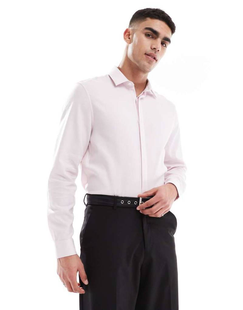 ASOS DESIGN - Elegantes, strukturiertes Regular-Fit-Hemd in Rosa mit verdeckter Knopfleiste von ASOS DESIGN