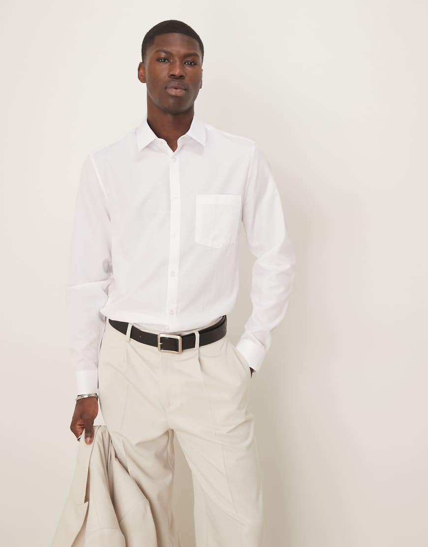 ASOS DESIGN - Elegantes, strukturiertes Hemd in Weiß mit schmalem Schnitt von ASOS DESIGN